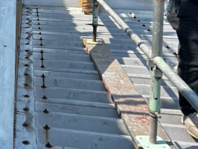 折板屋根　塗装前